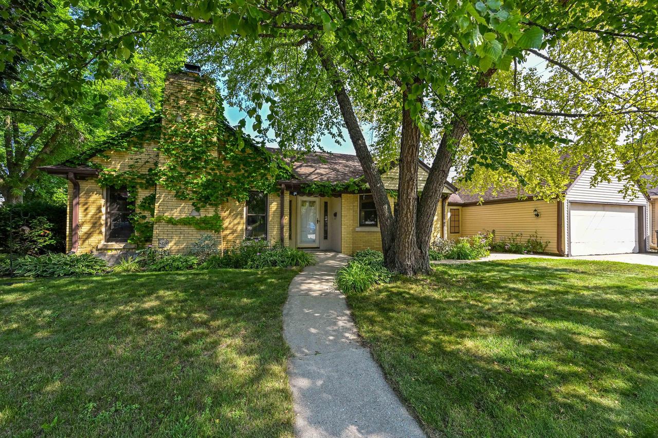 2202 N Lefeber Ave, Wauwatosa, WI 53213