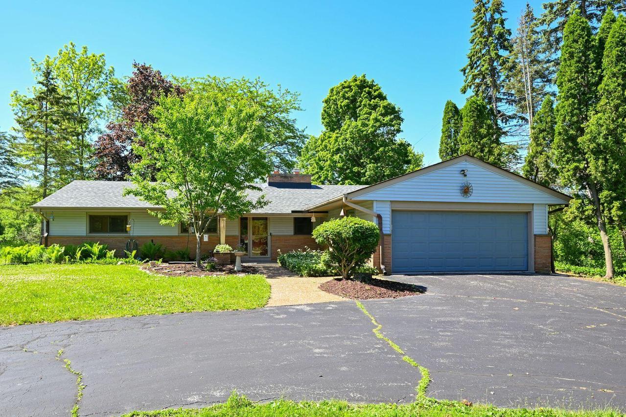 611 W Mequon Rd, Mequon, WI 53092