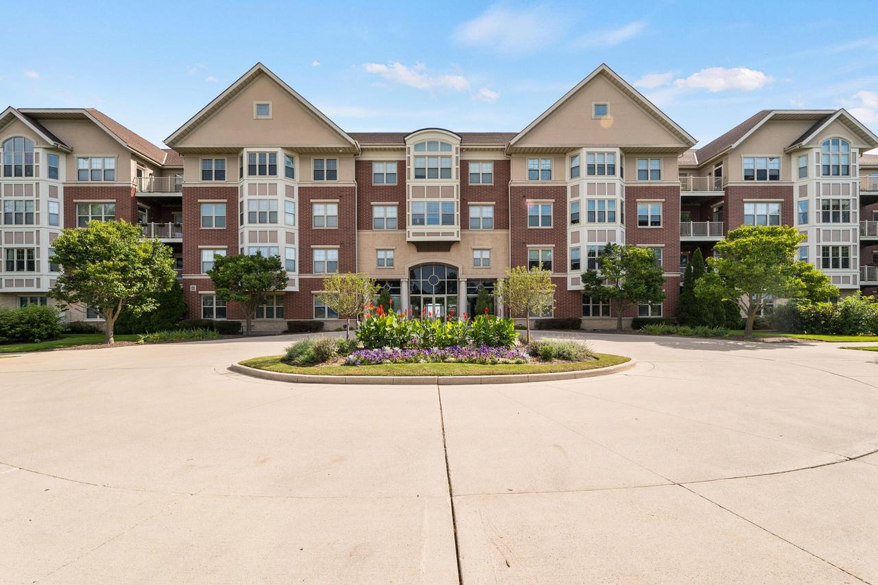 4120 S Lake Dr #351, Saint Francis, WI 53235