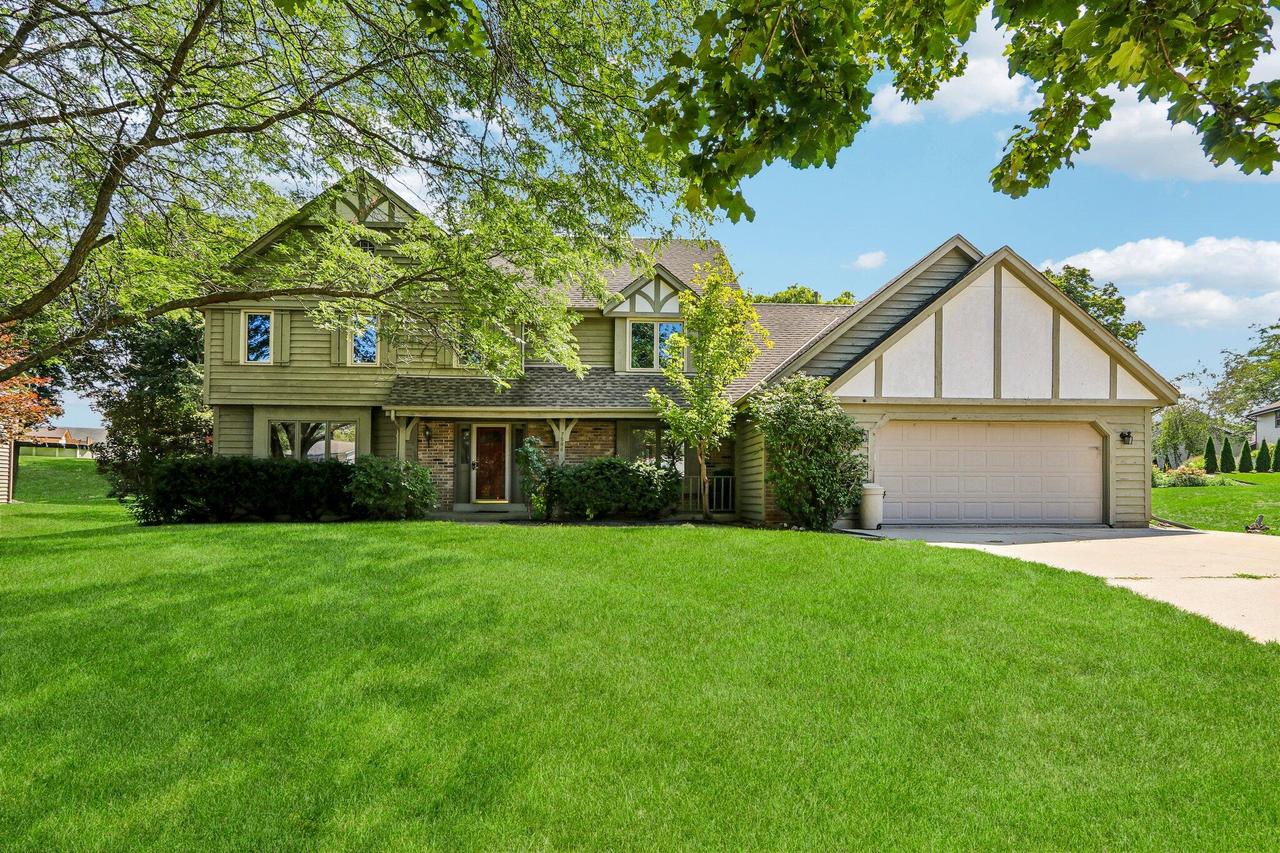 7586 Francis Ct, Franklin, WI 53132