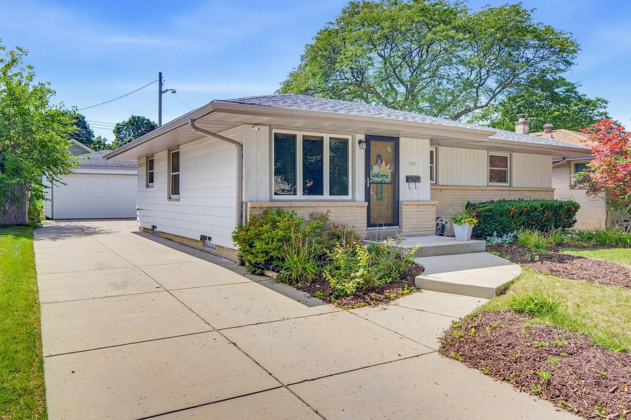 7827 W Eden Pl, Milwaukee, WI 53220