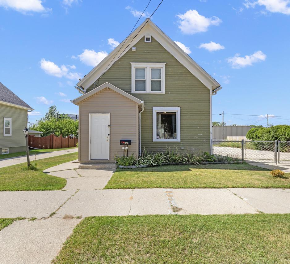 1030 S 25th St, Manitowoc, WI 54220