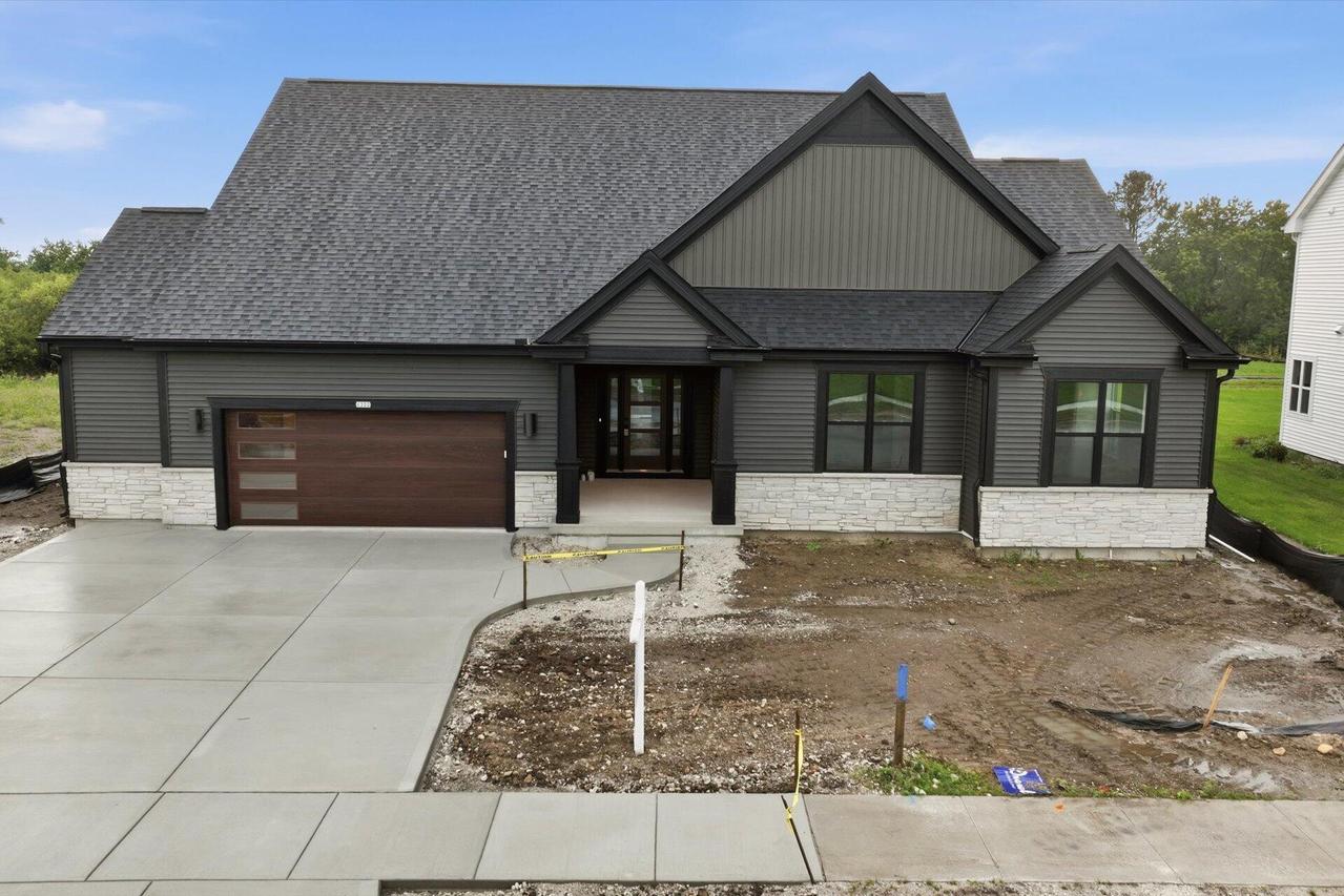 1322 Scotsland Ln, Oconomowoc, WI 53066