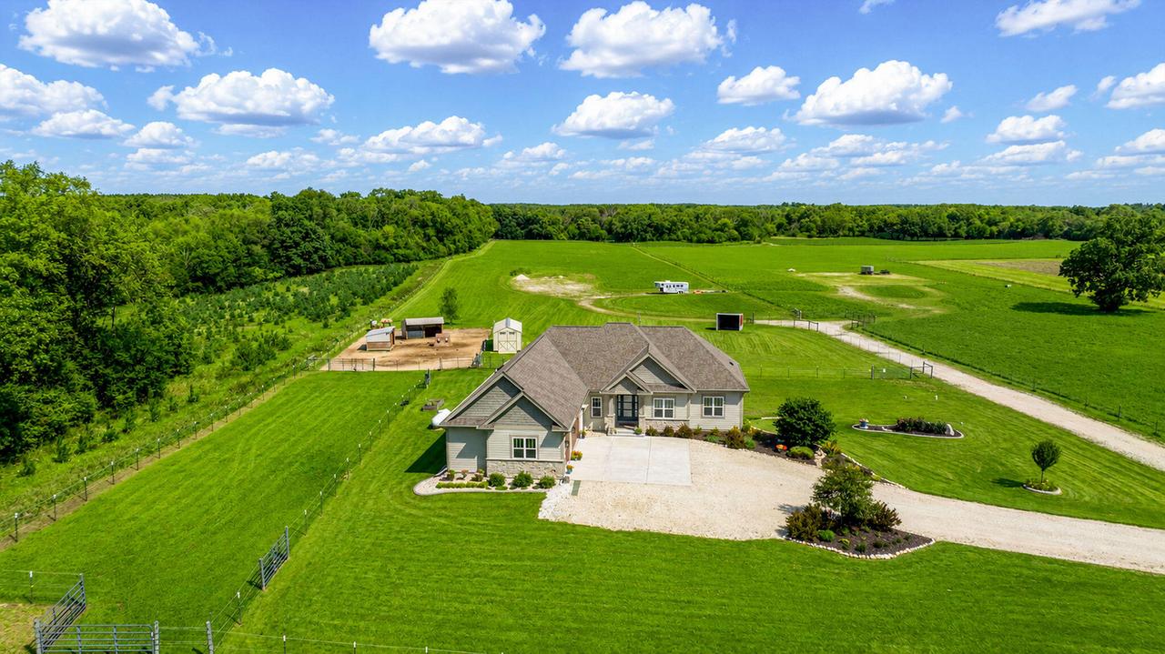S75W35724 Wilton Rd, Eagle, WI 53119