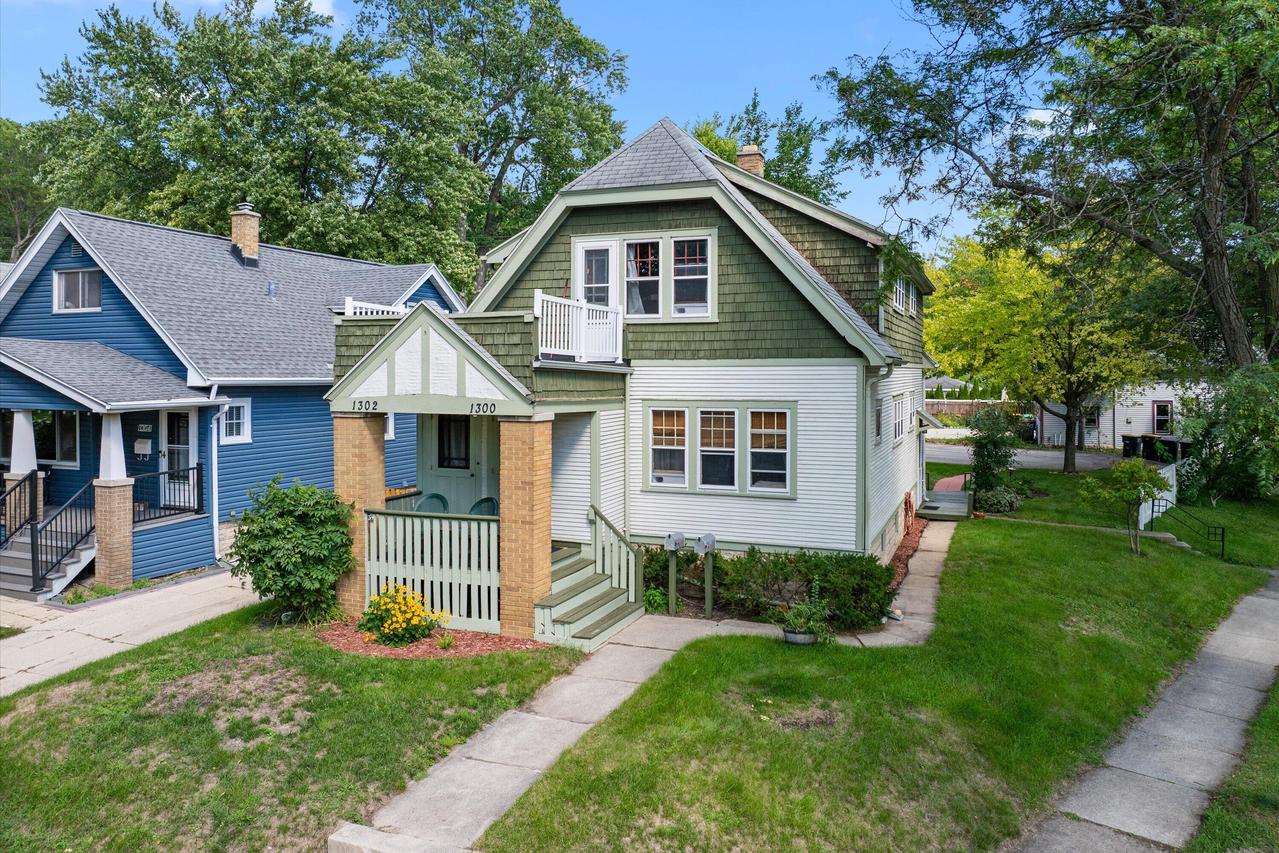 1300 N 70th St #1302, Wauwatosa, WI 53213