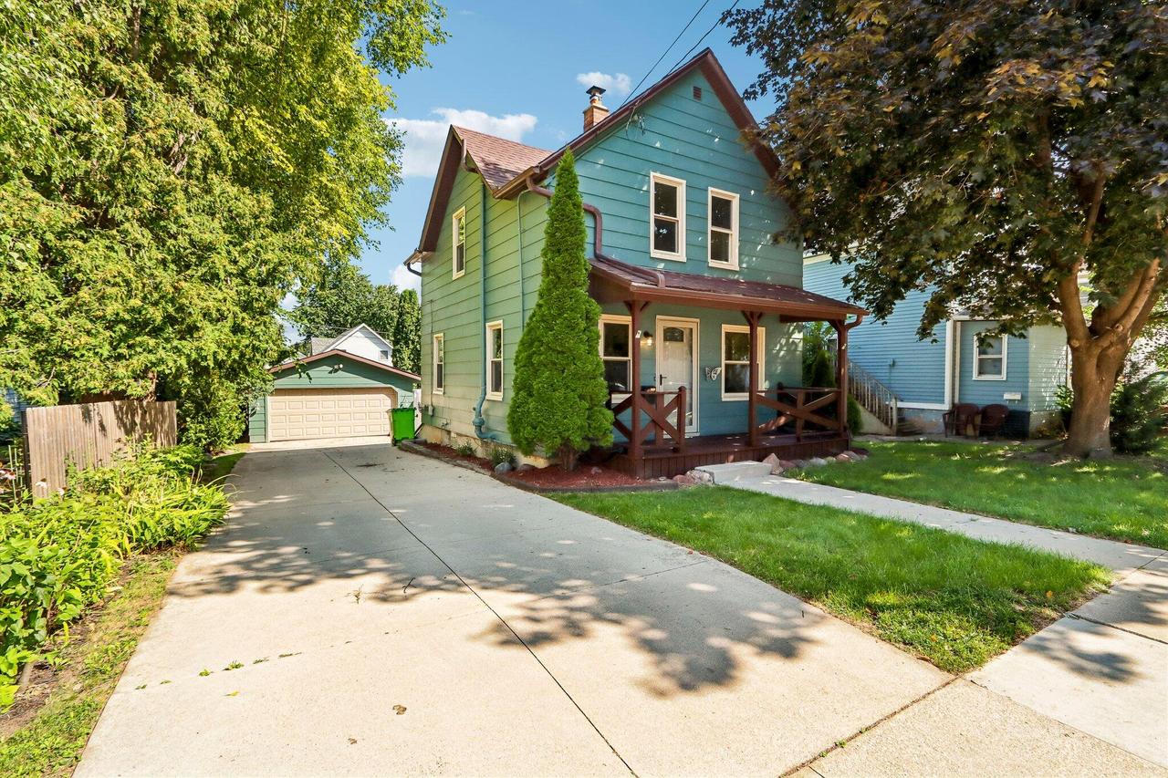 438 S Pleasant Ave, Hartford, WI 53027