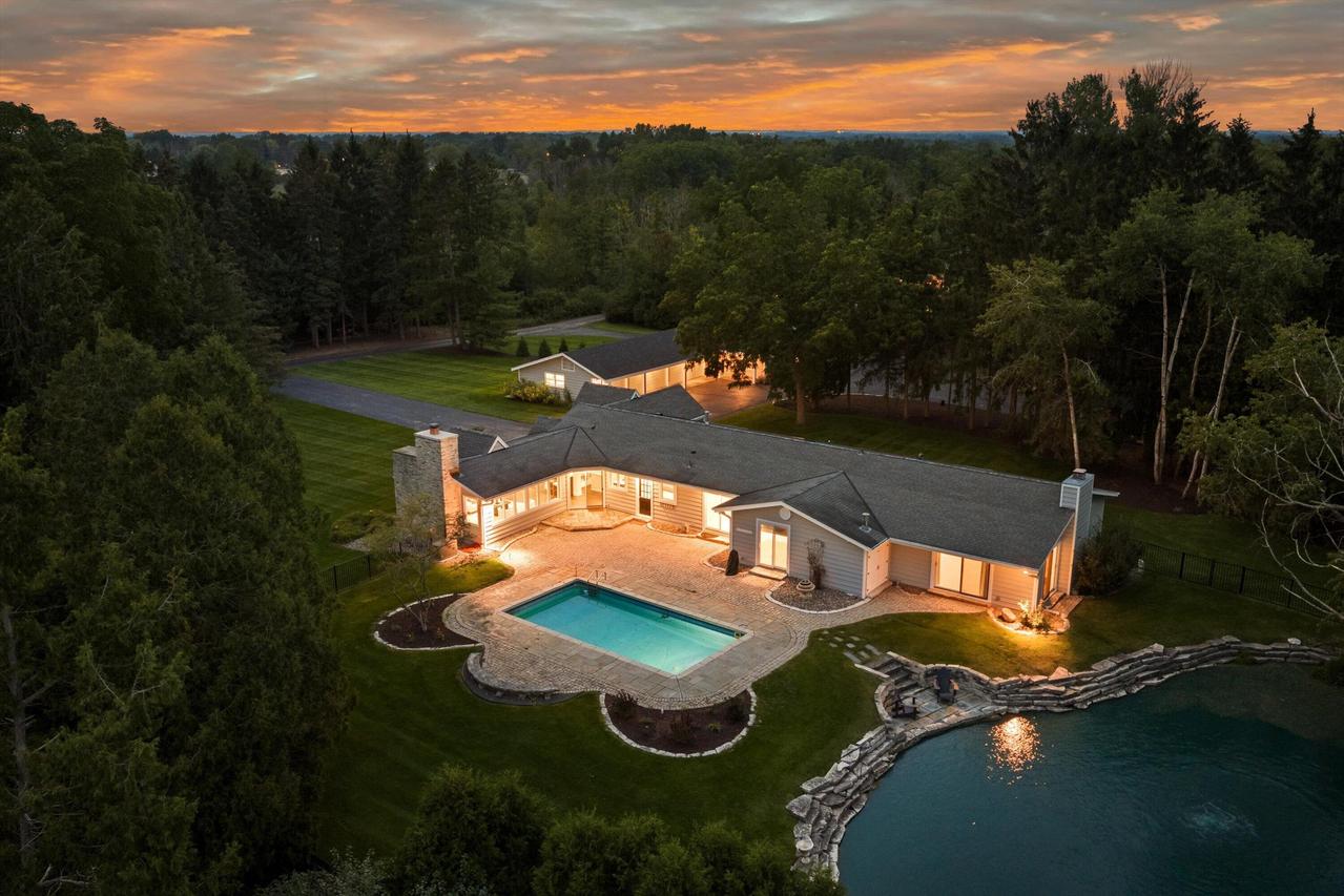 2212 W Sunnydale Ln, Mequon, WI 53092