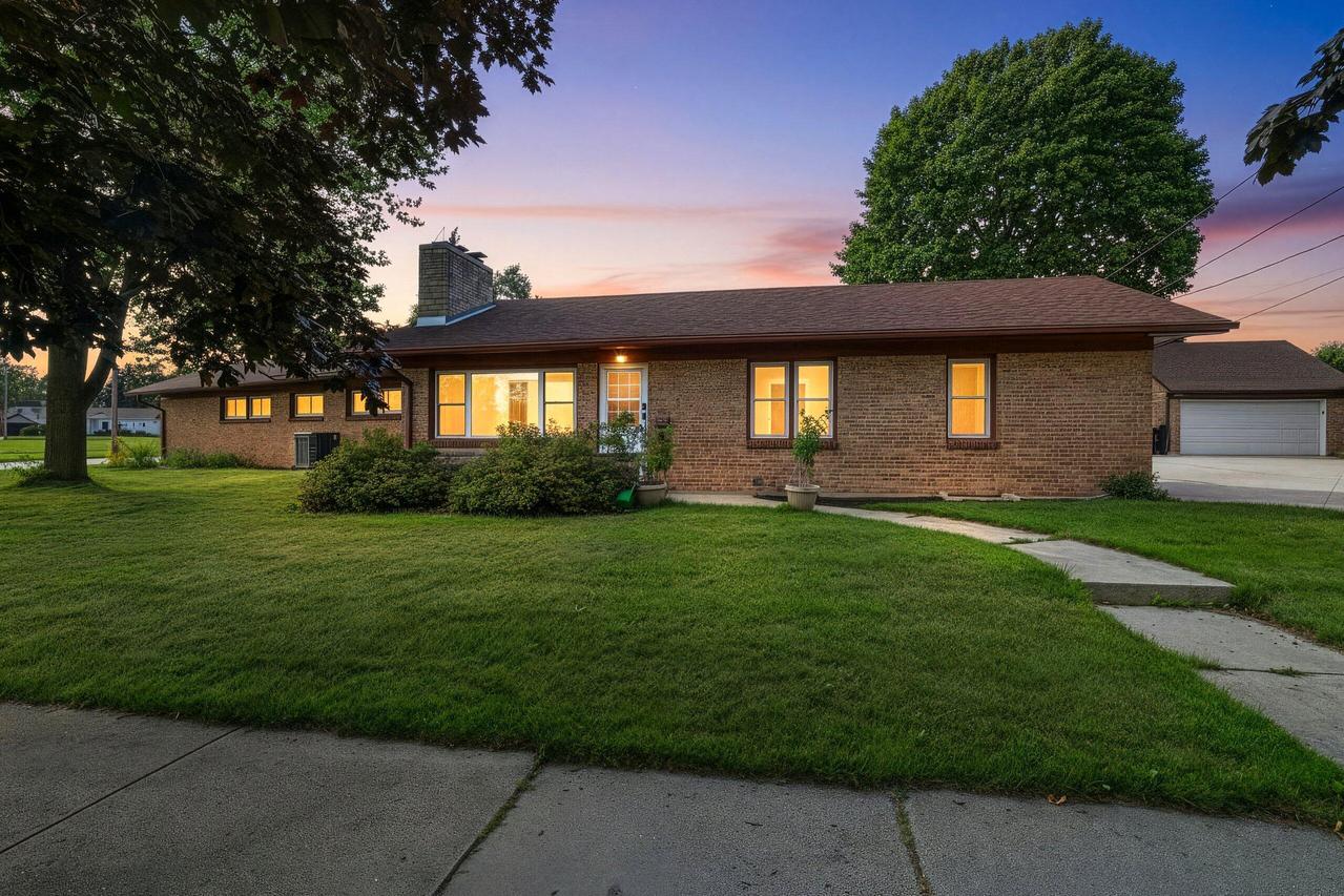 1310 Fairmont Ln, Manitowoc, WI 54220