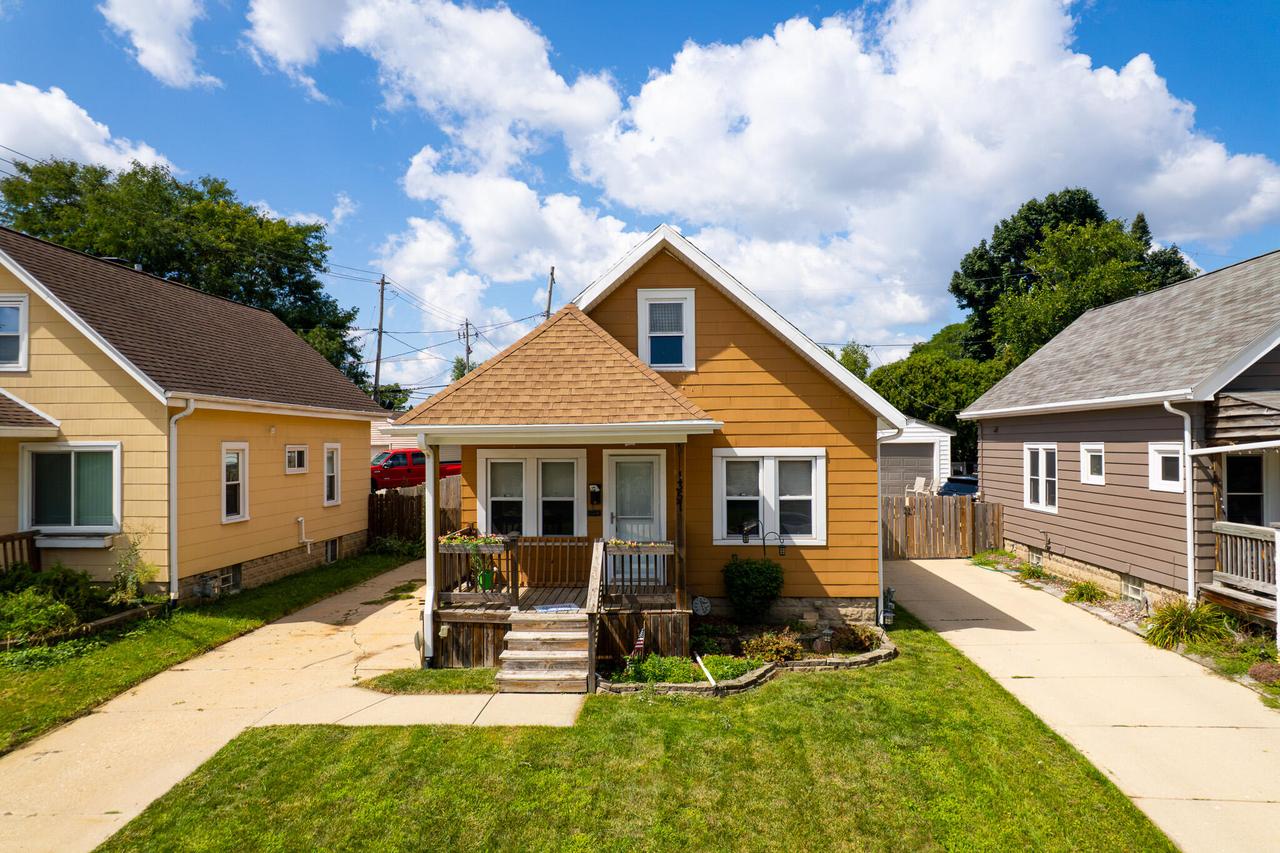 1357 S 90th St, West Allis, WI 53214