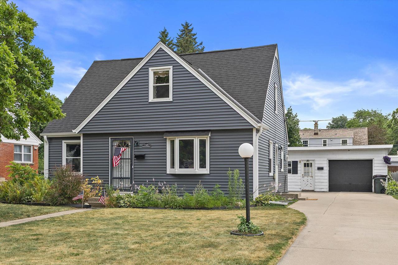 725 Oak St, South Milwaukee, WI 53172