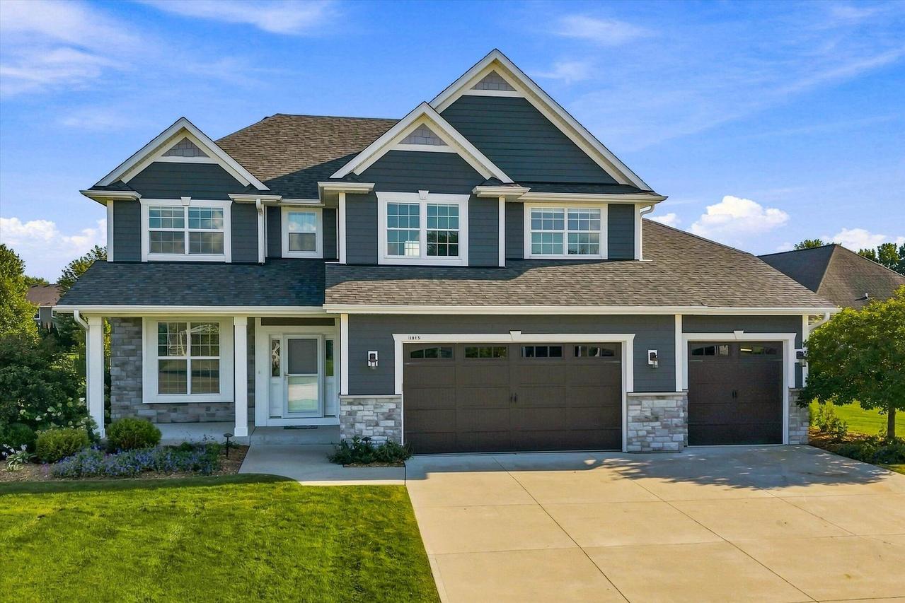 1815 E Lilac Ln, Oak Creek, WI 53154