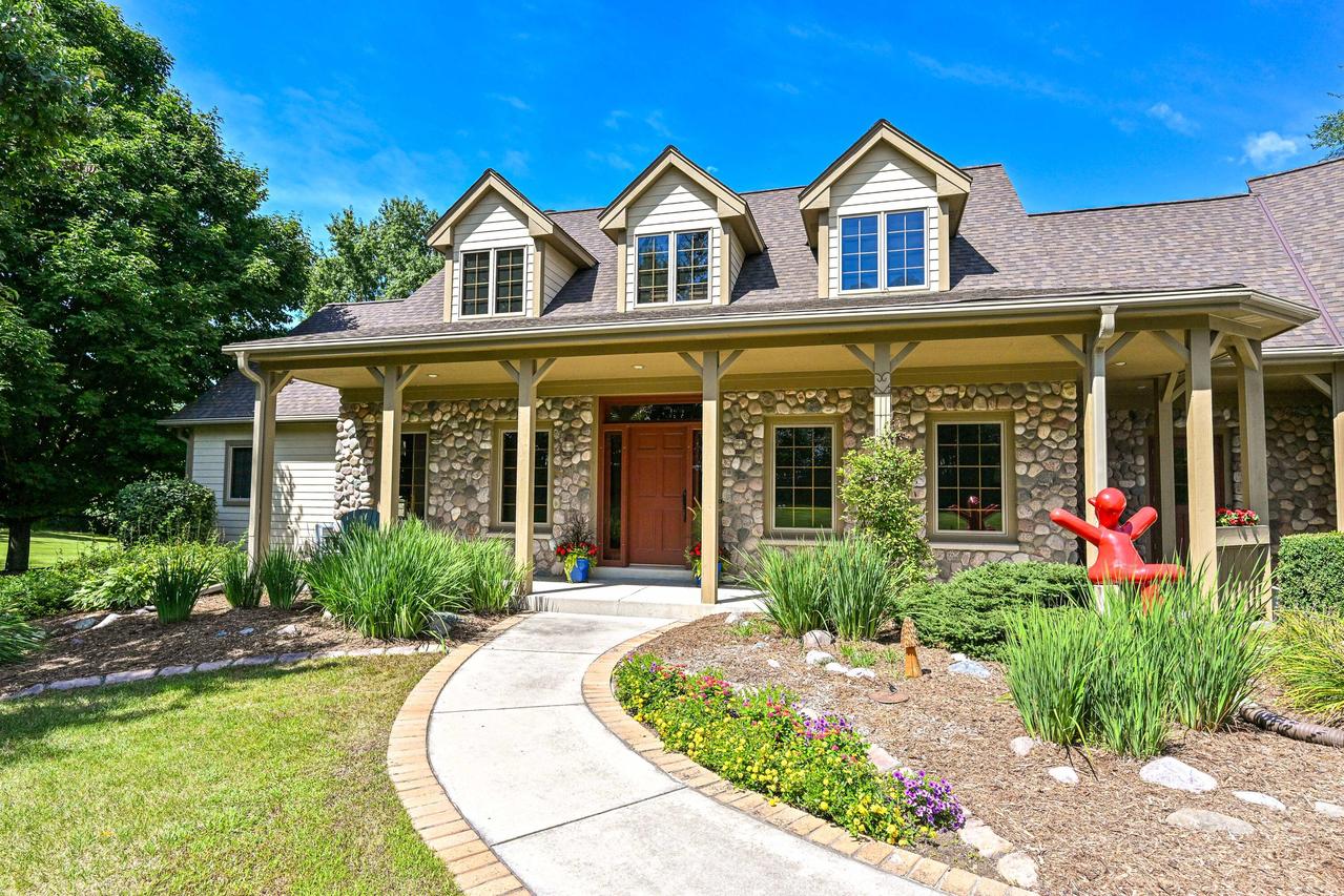8510 W Hawthorne Rd, Mequon, WI 53097