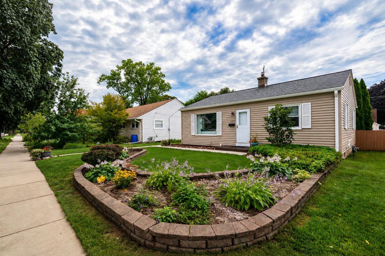 4917 N Mohawk Ave, Glendale, WI 53217