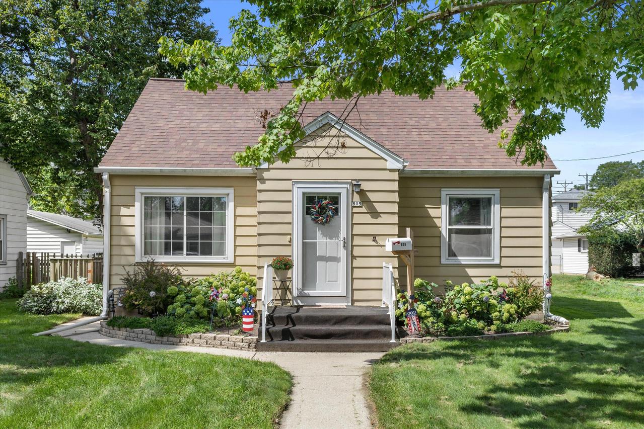 809 S 113th St, West Allis, WI 53214