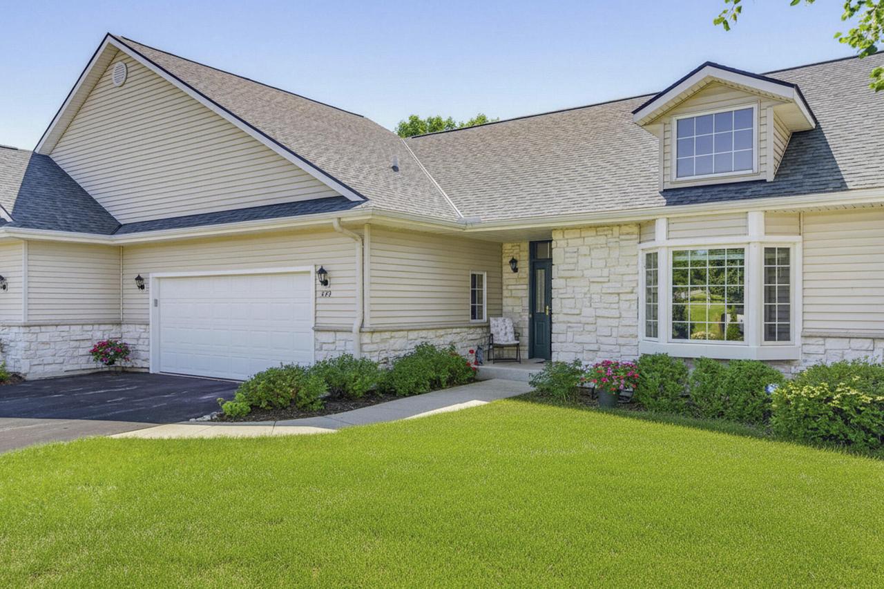 273 Cardinal Ln, Hartland, WI 53029