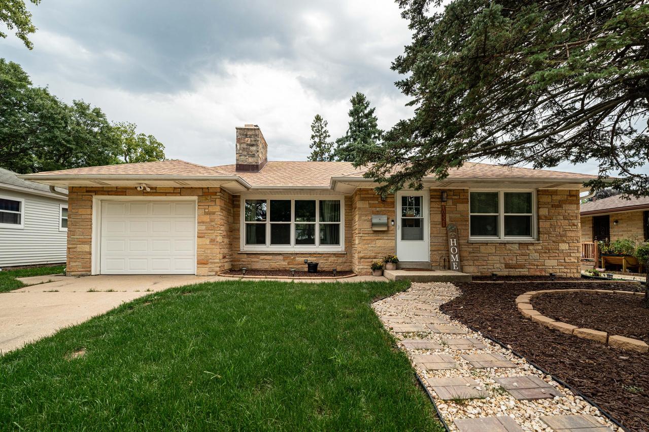 10321 W Manitoba St, West Allis, WI 53227