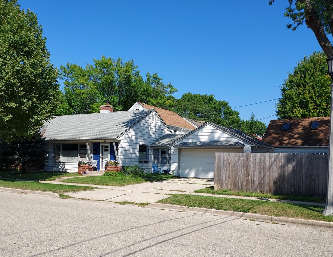 700 E Chateau Pl, Whitefish Bay, WI 53217