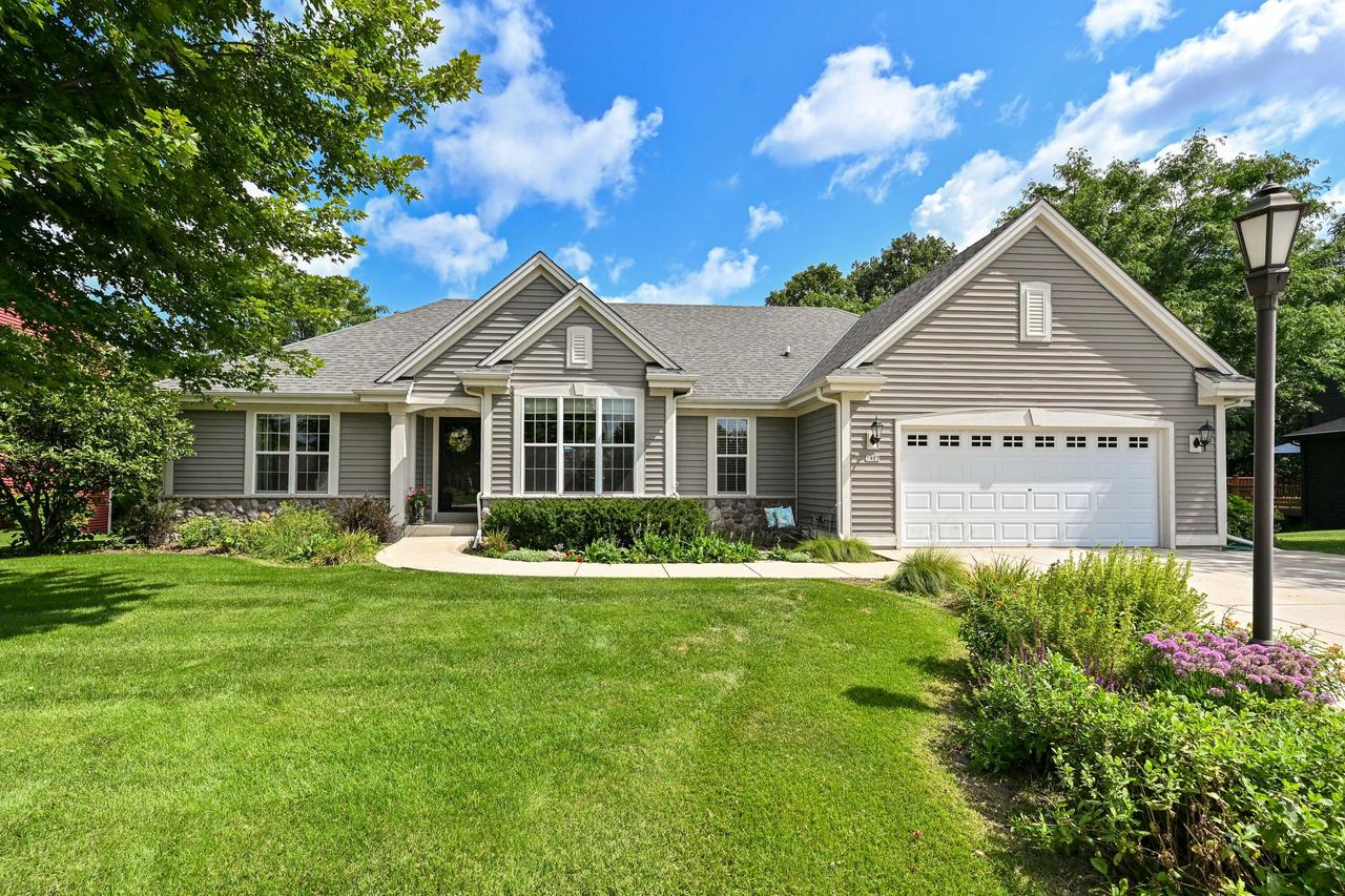 1482 Bluebird Dr, Oconomowoc, WI 53066