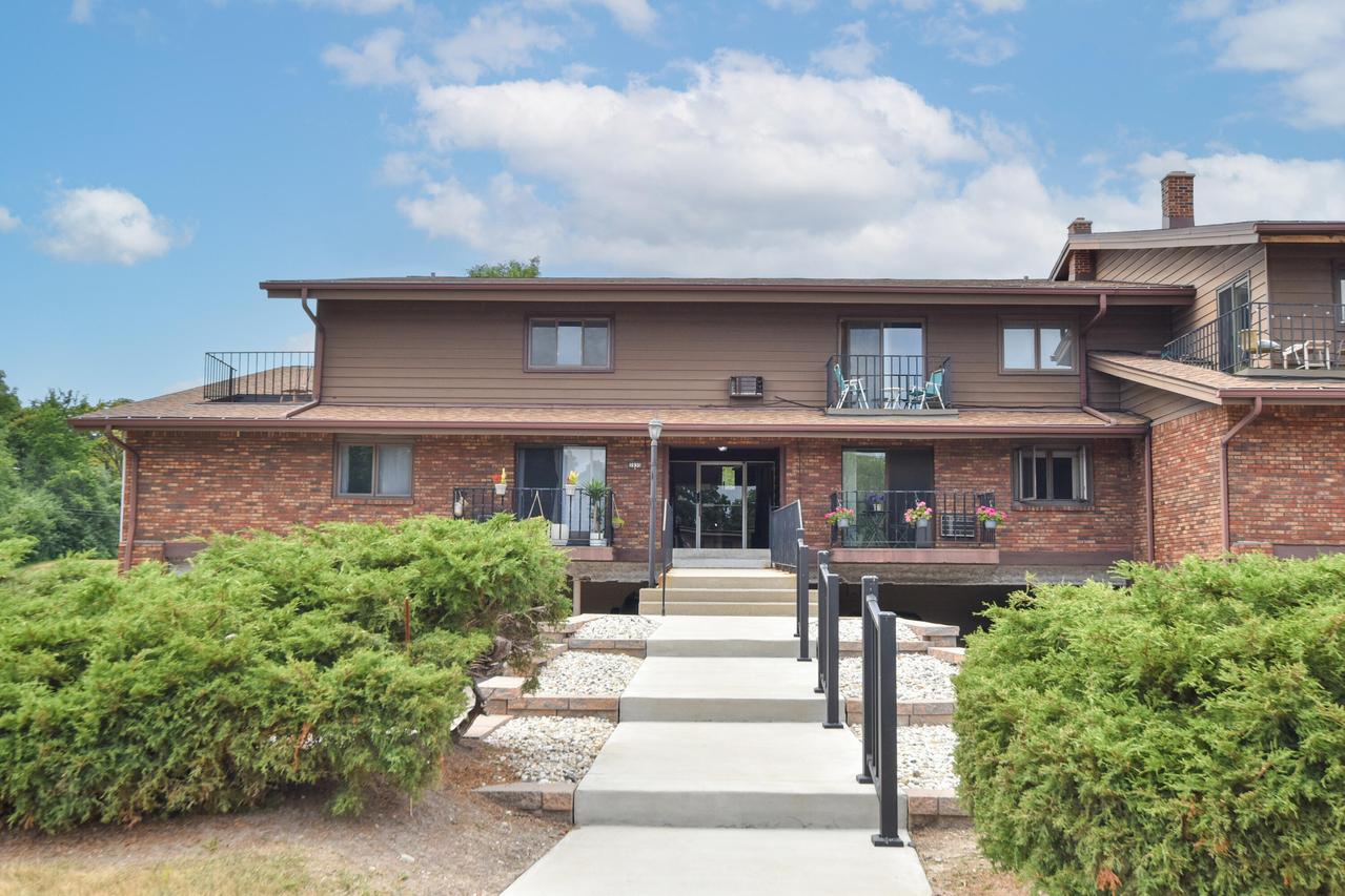 3935 S 84th St #4, Greenfield, WI 53228