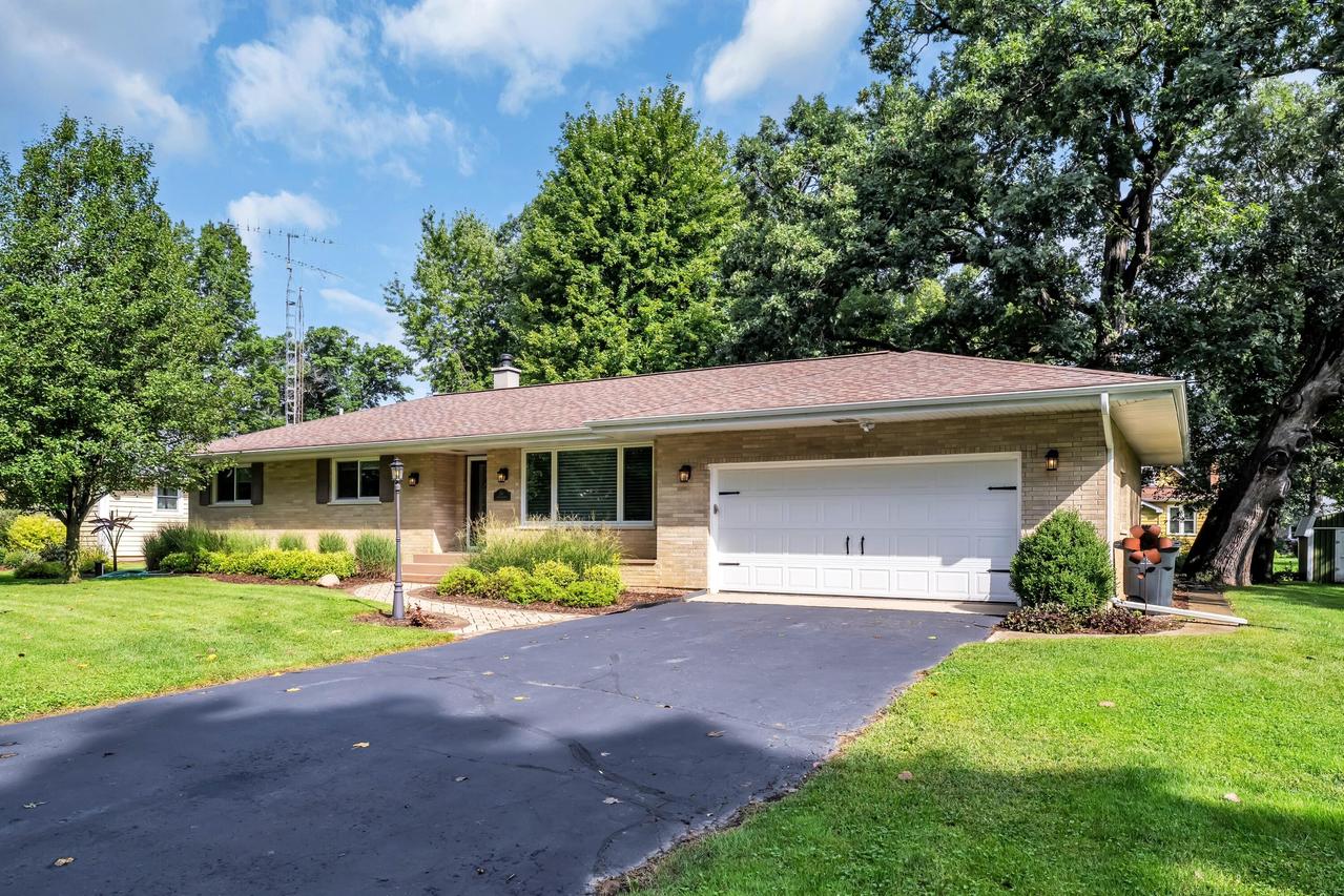 216 E Elm St, Salem Lakes, WI 53170