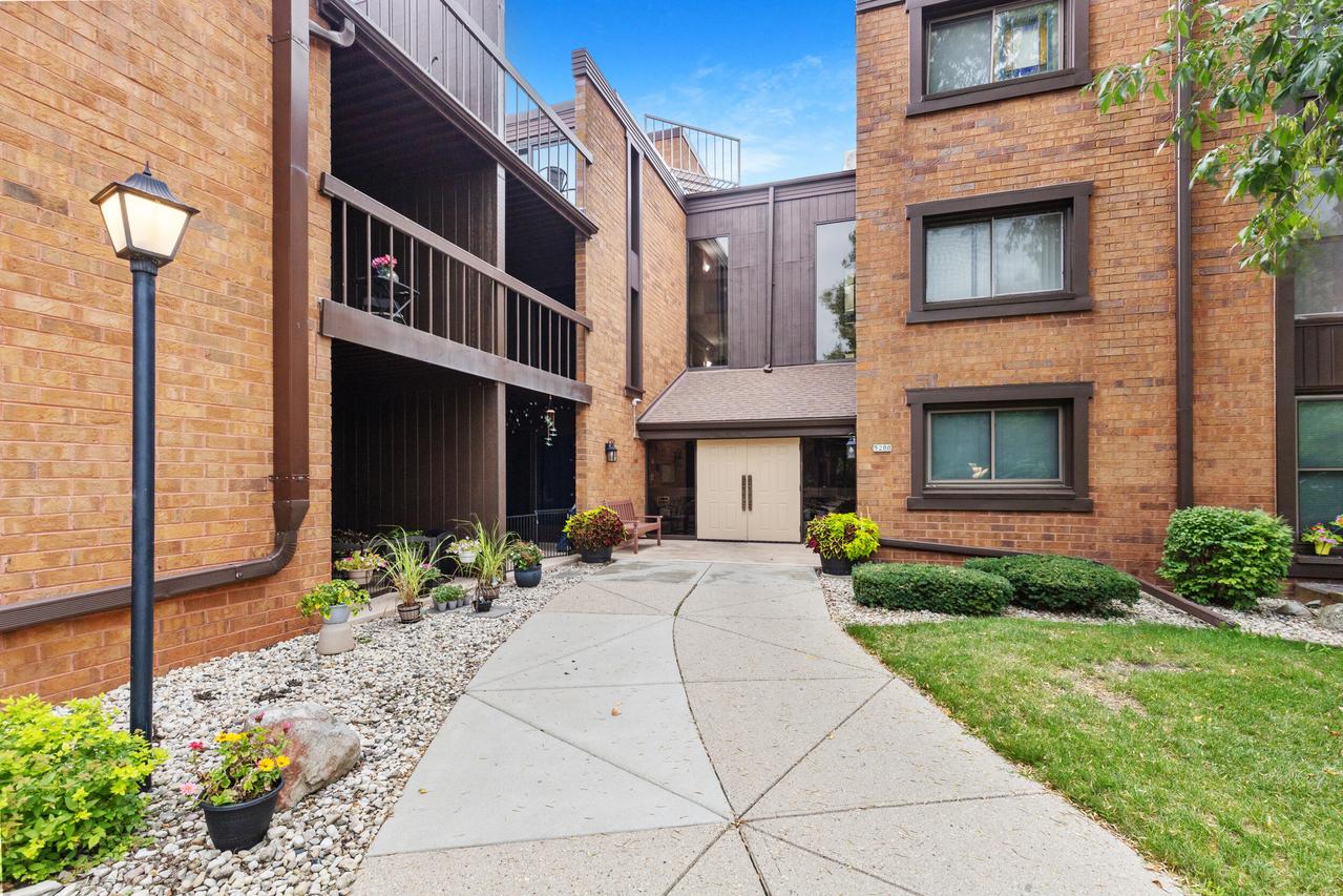 5200 S Tuckaway Blvd #341, Greenfield, WI 53221