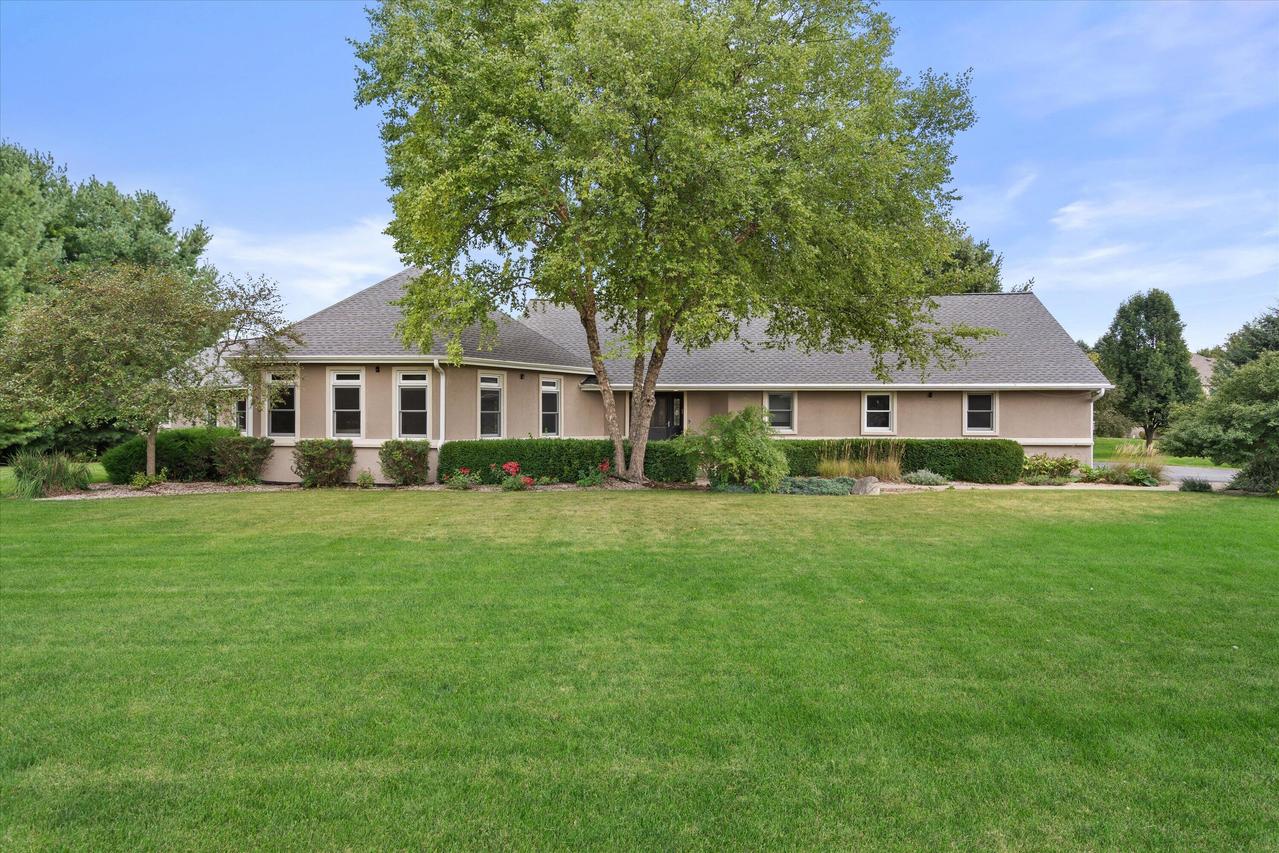 S29W30880 Wild Berry Ln, Genesee, WI 53188