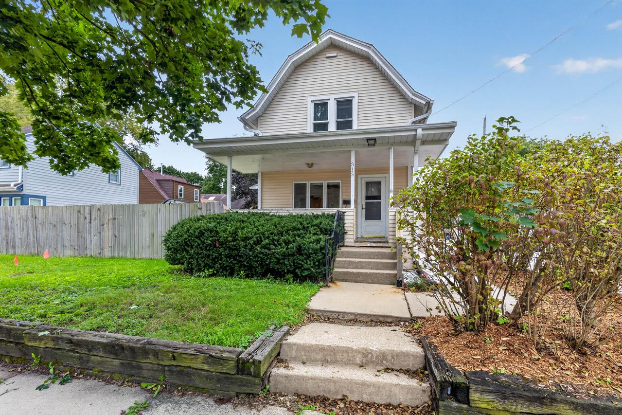 313 E Laflin Ave, Waukesha, WI 53186