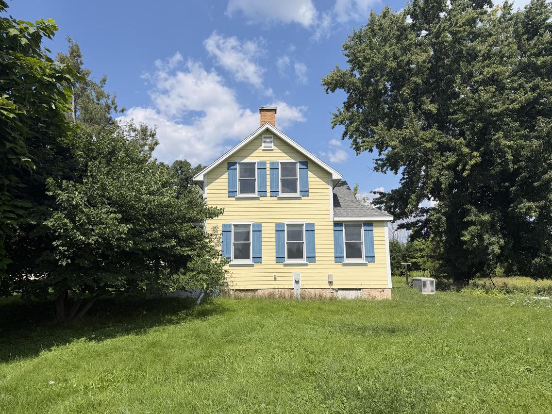 4002 W Bonniwell Rd, Mequon, WI 53097