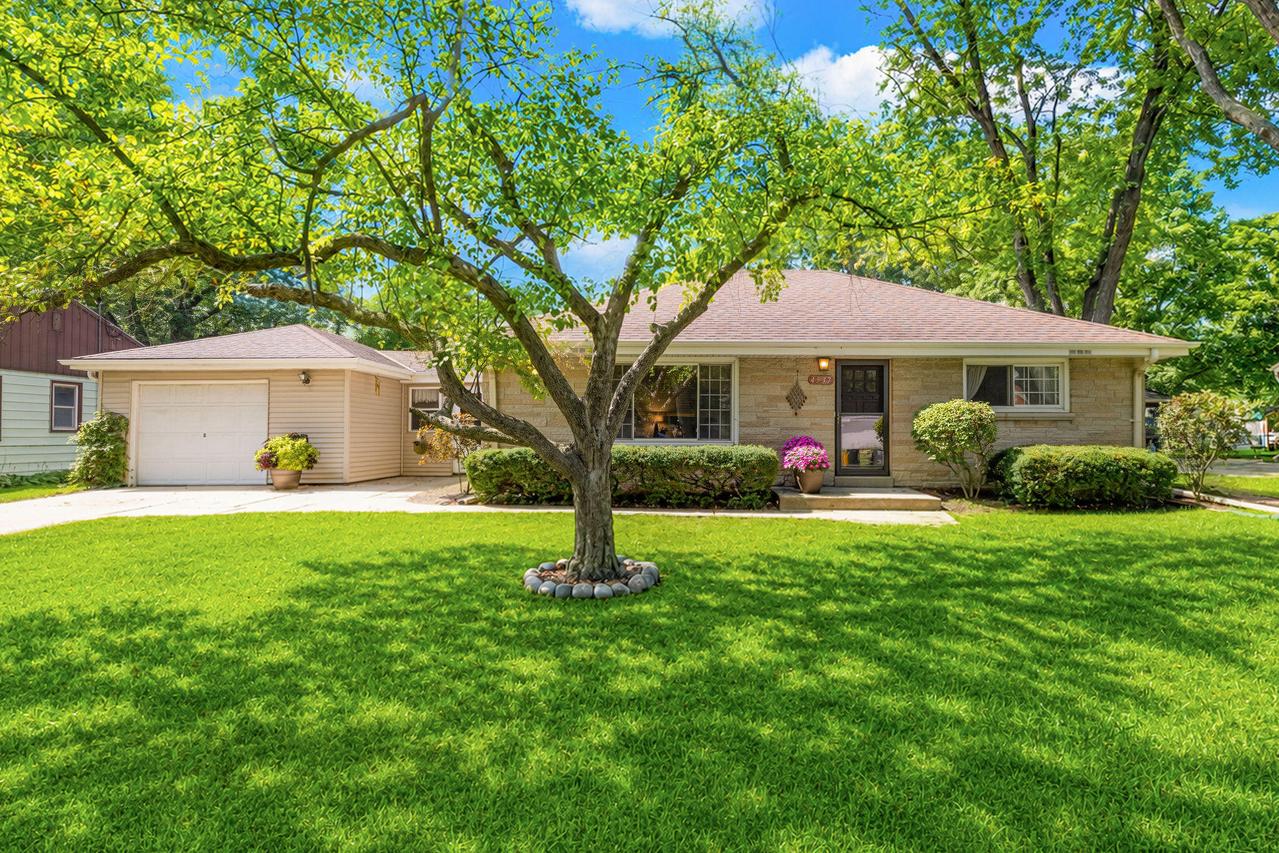 4537 N 101st St, Wauwatosa, WI 53225