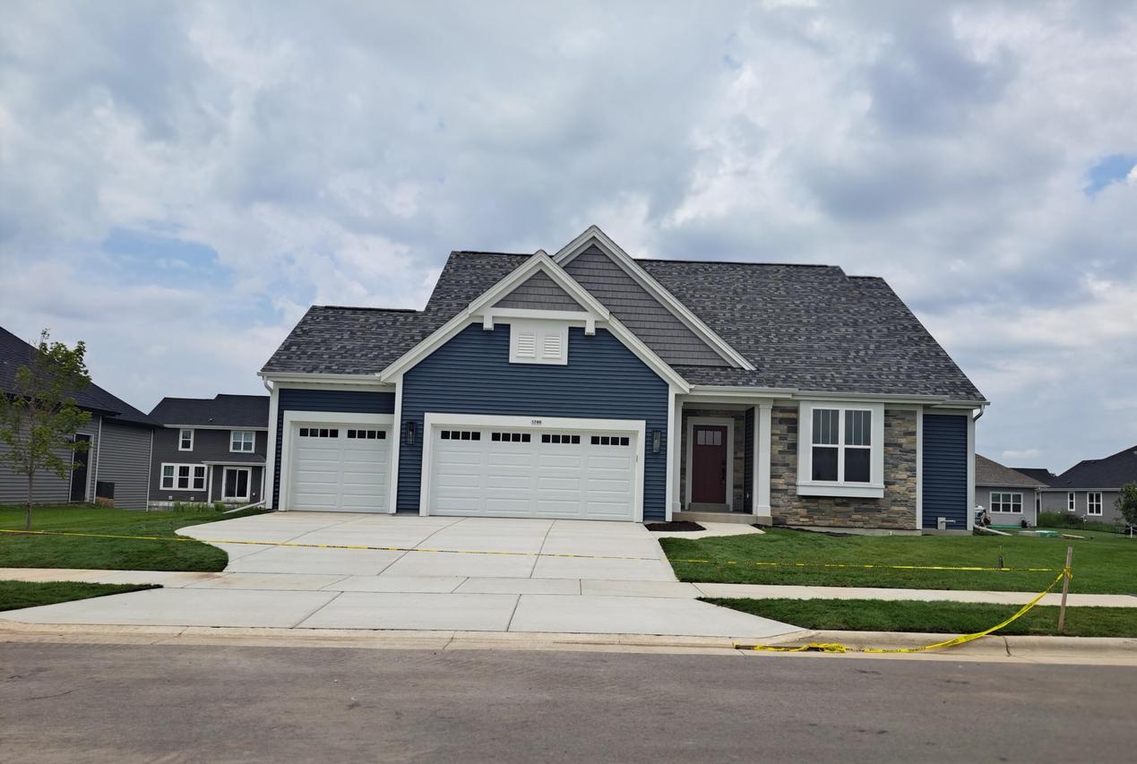 1746 Whalen Dr, Oconomowoc, WI 53066