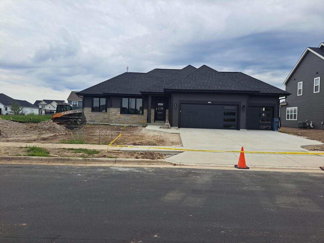 1283 Wild Rye Ln, Oconomowoc, WI 53066