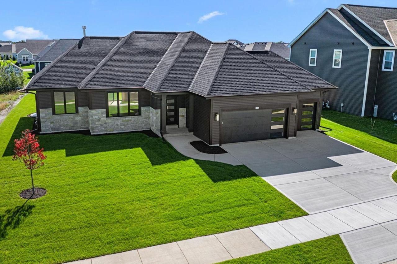 1283 Wild Rye Ln, Oconomowoc, WI 53066