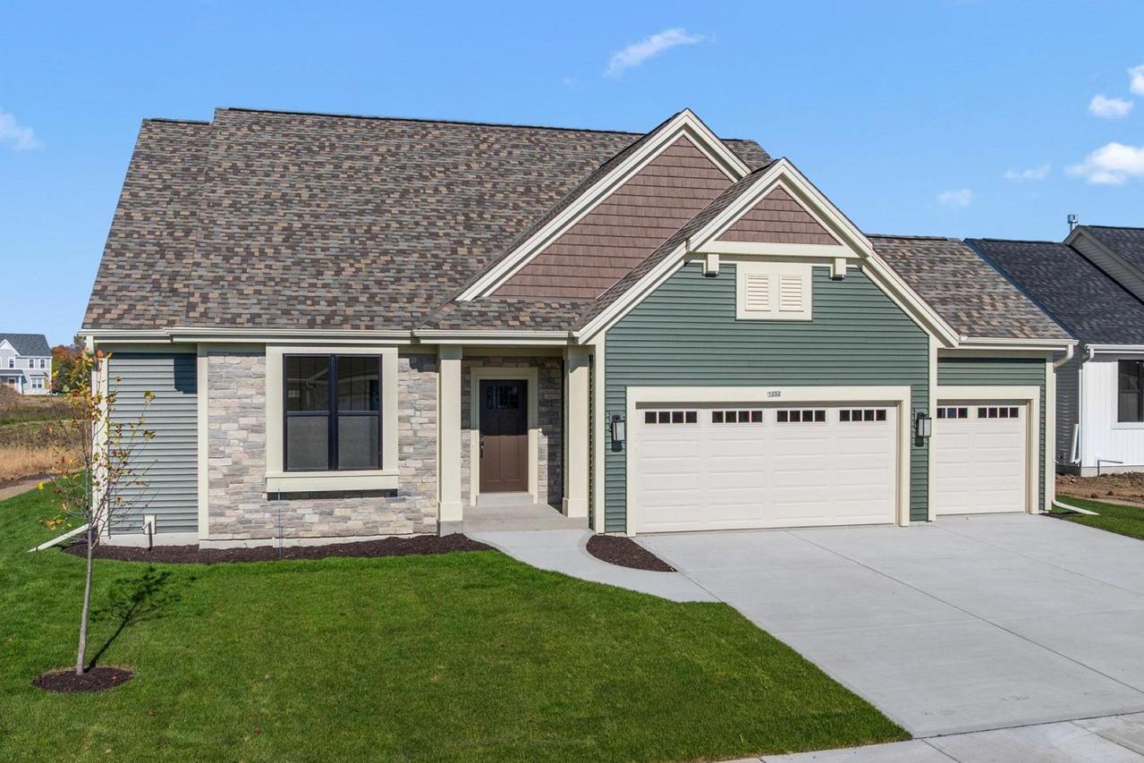 1252 Wild Rye Ln, Oconomowoc, WI 53066