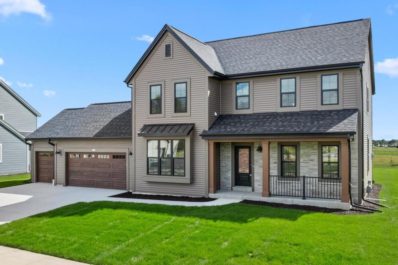 1733 Hammock Ln, Oconomowoc, WI 53066