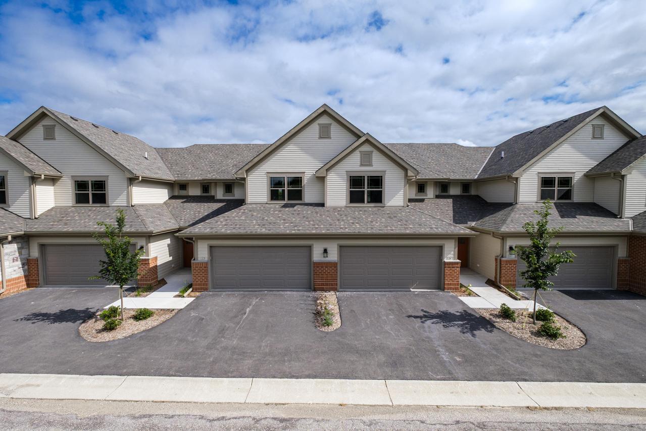 255 Aerie Cir #102, Brookfield, WI 53045