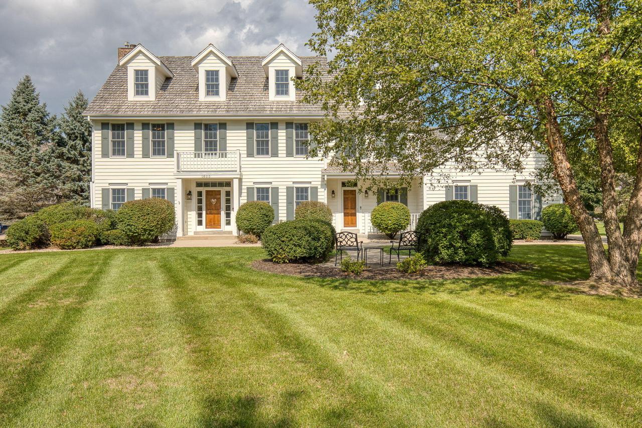 1600 Starbridge Dr, Brookfield, WI 53005