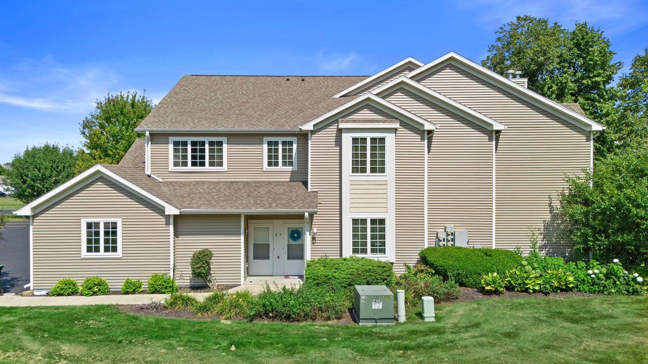 758 Bridlewood Dr #H, Hartford, WI 53027