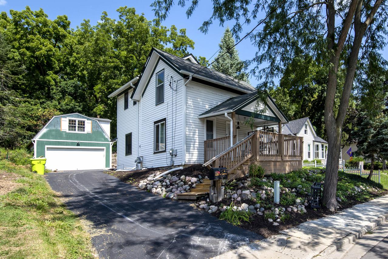 226 W Capitol Dr, Hartland, WI 53029