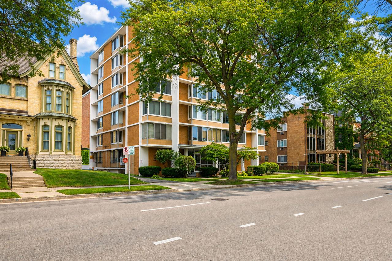 1409 N Prospect Ave #504, Milwaukee, WI 53202