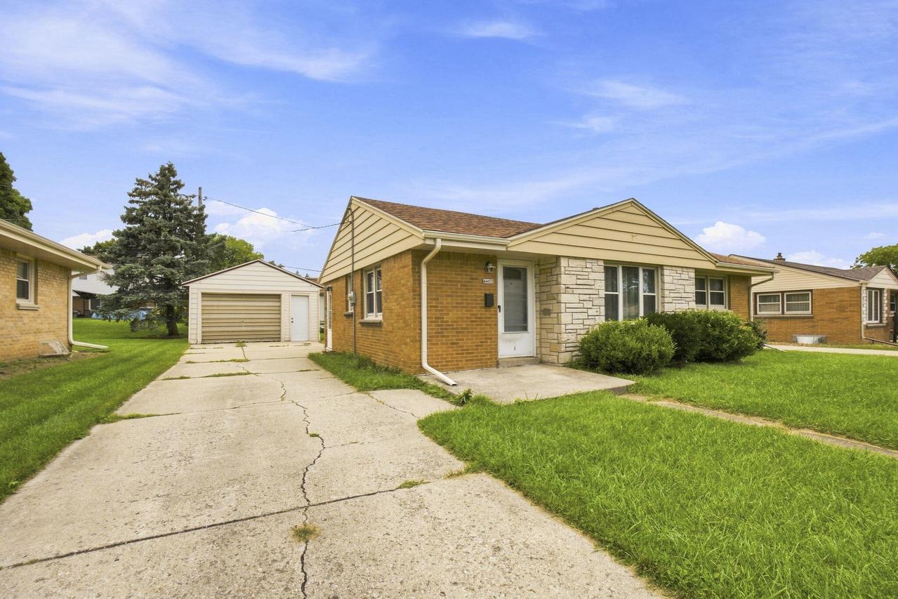 4453 S 66th St, Greenfield, WI 53220