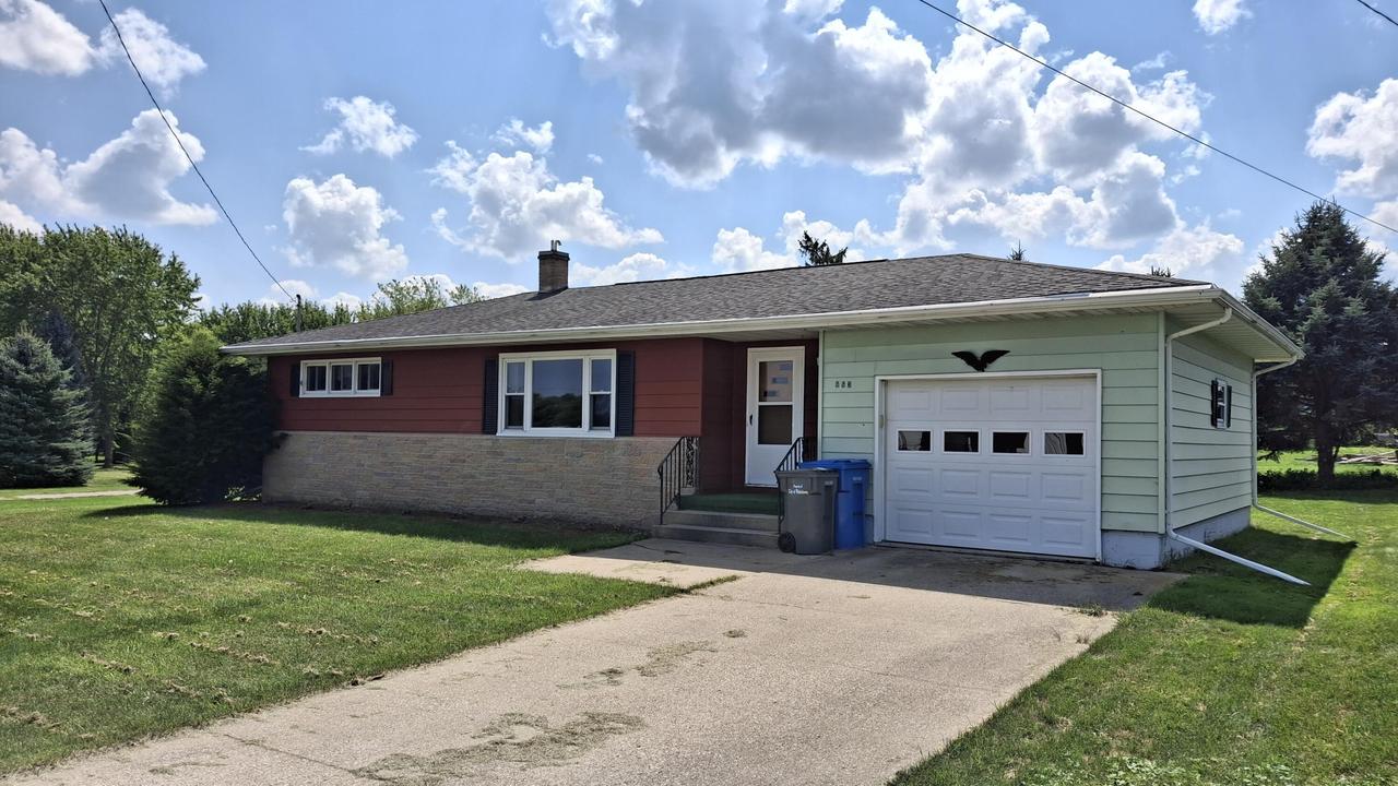 863 West St, Watertown, WI 53094