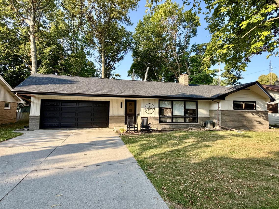 2227 Menasha Ave, Manitowoc, WI 54220