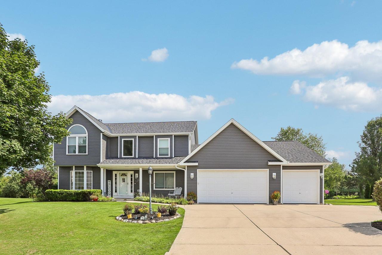 10468 S George Dr, Oak Creek, WI 53154