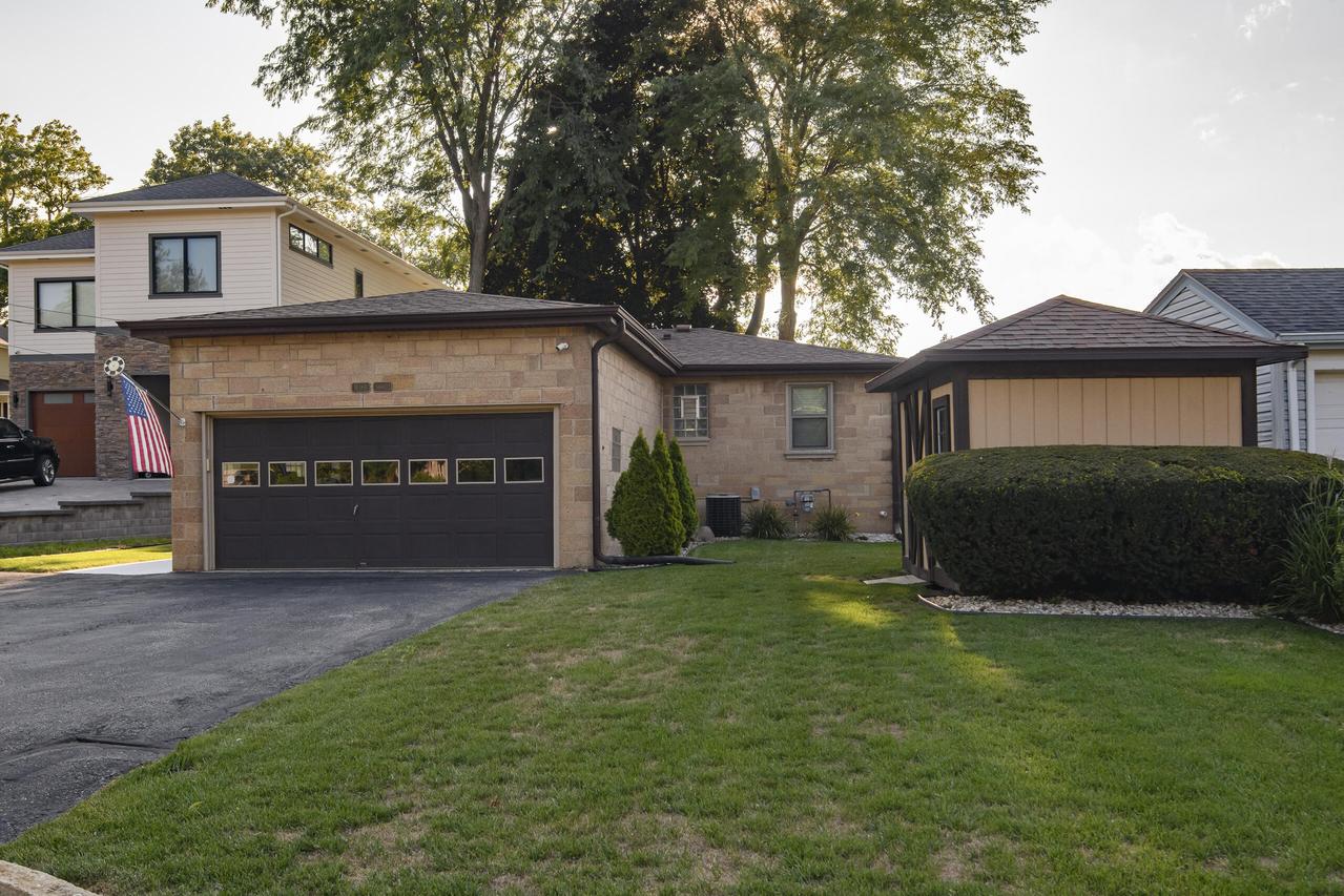 W180S6903 Muskego Dr, Muskego, WI 53150