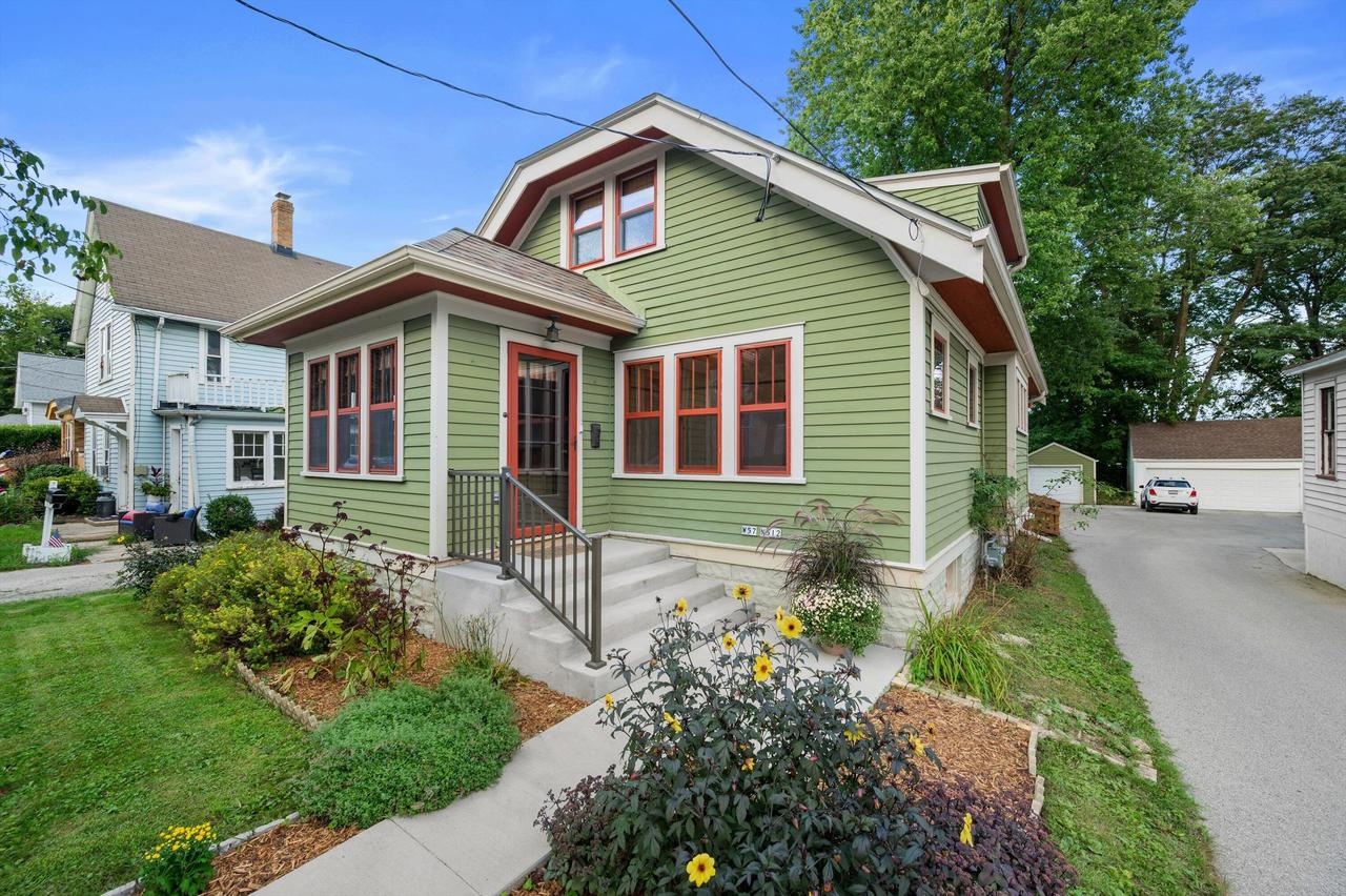 W57N512 Hilbert Ave, Cedarburg, WI 53012