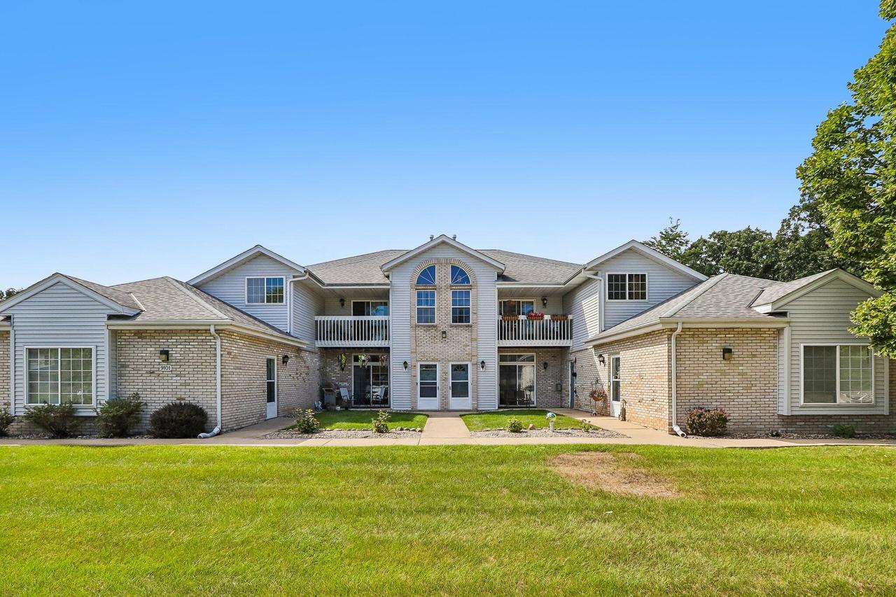 9101 S Aspen Dr #2, Oak Creek, WI 53154