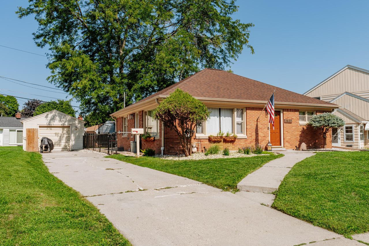2637 S 86th St, West Allis, WI 53227