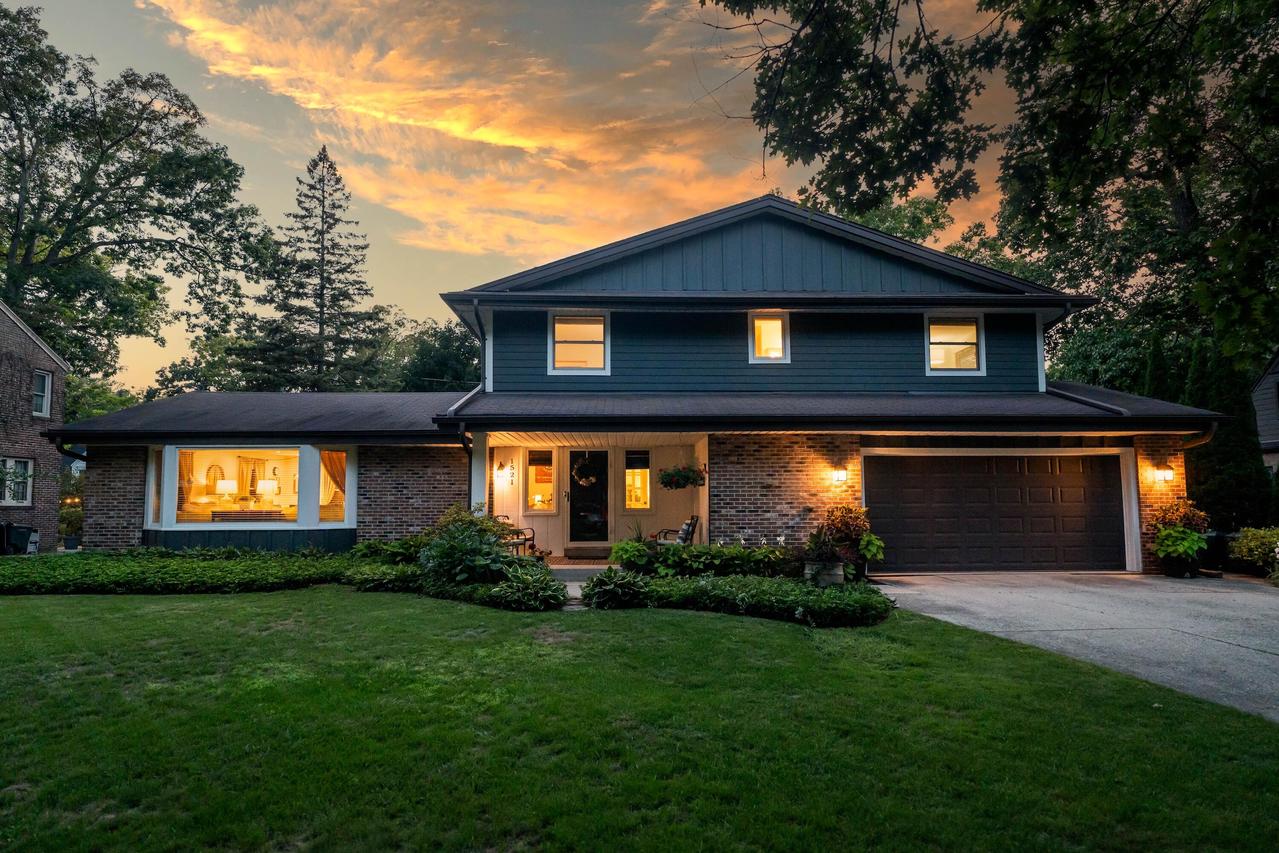 1521 N 122nd St, Wauwatosa, WI 53226