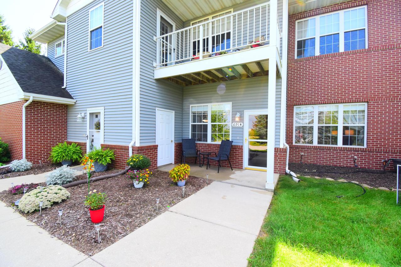 691 W Dekora St, Saukville, WI 53080