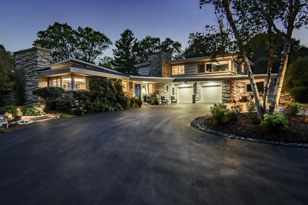 7769 N Club Cir, Fox Point, WI 53217
